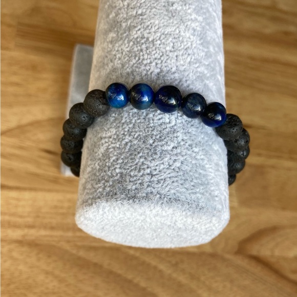 Lava rock diffuser bracelet with blue sodalite beads - Picture 5 of 5